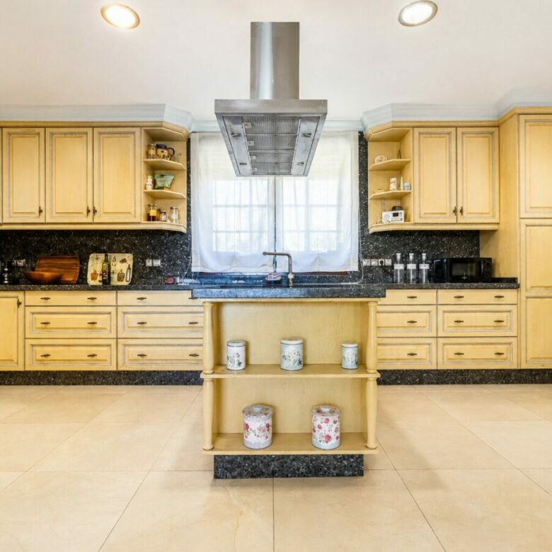 FOR SALE 🏡 South Facing Villa with Renovation Potential – La Quinta, Benahavís