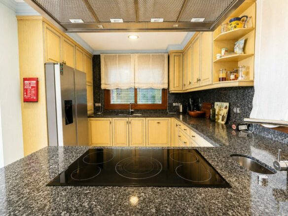 FOR SALE 🏡 South Facing Villa with Renovation Potential – La Quinta, Benahavís