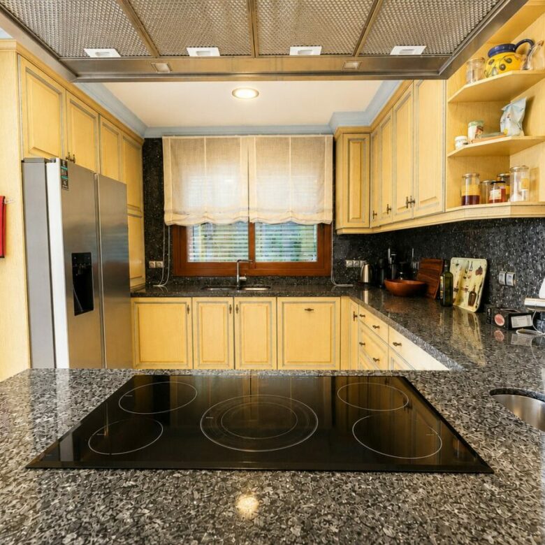 FOR SALE 🏡 South Facing Villa with Renovation Potential – La Quinta, Benahavís
