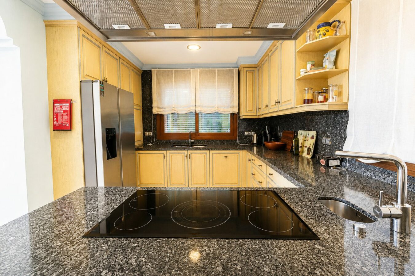 FOR SALE 🏡 South Facing Villa with Renovation Potential – La Quinta, Benahavís
