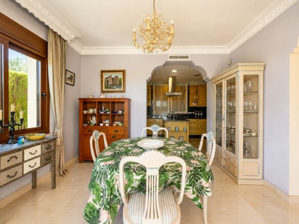 FOR SALE 🏡 South Facing Villa with Renovation Potential – La Quinta, Benahavís