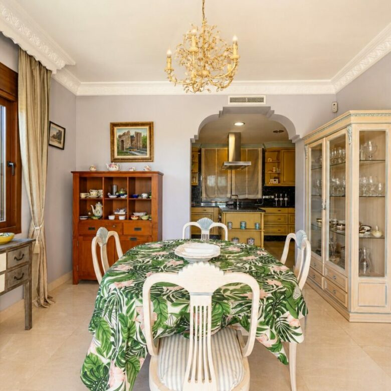 FOR SALE 🏡 South Facing Villa with Renovation Potential – La Quinta, Benahavís