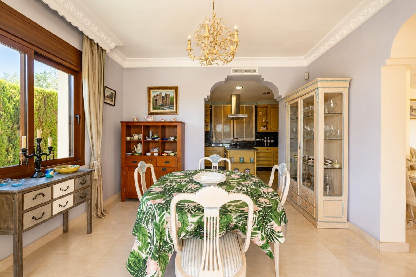 FOR SALE 🏡 South Facing Villa with Renovation Potential – La Quinta, Benahavís