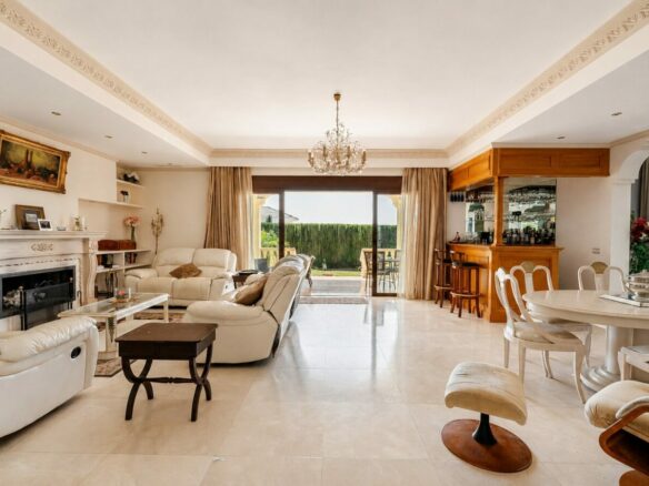 FOR SALE 🏡 South Facing Villa with Renovation Potential – La Quinta, Benahavís
