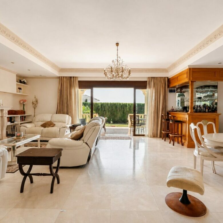 FOR SALE 🏡 South Facing Villa with Renovation Potential – La Quinta, Benahavís