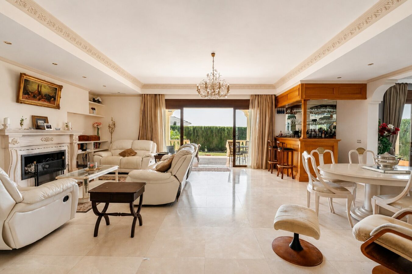 FOR SALE 🏡 South Facing Villa with Renovation Potential – La Quinta, Benahavís