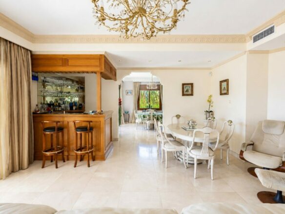FOR SALE 🏡 South Facing Villa with Renovation Potential – La Quinta, Benahavís