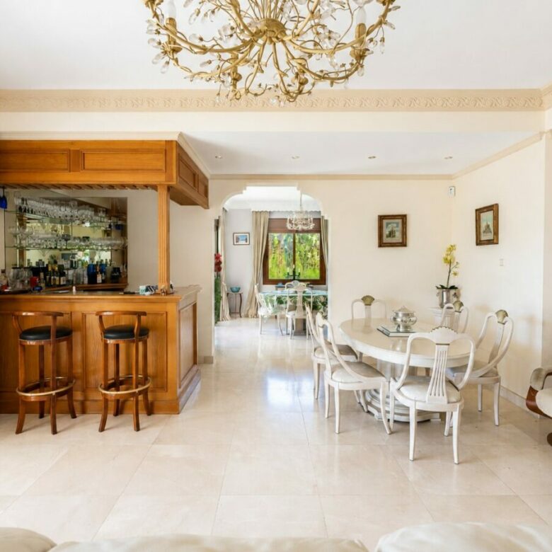 FOR SALE 🏡 South Facing Villa with Renovation Potential – La Quinta, Benahavís