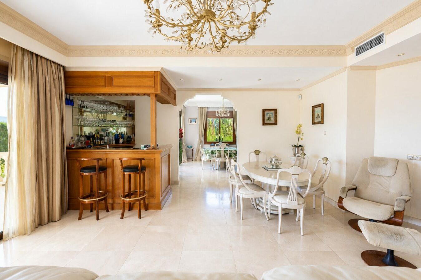 FOR SALE 🏡 South Facing Villa with Renovation Potential – La Quinta, Benahavís