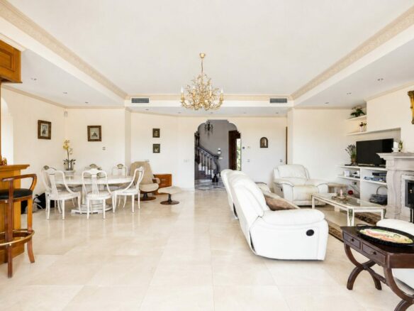 FOR SALE 🏡 South Facing Villa with Renovation Potential – La Quinta, Benahavís