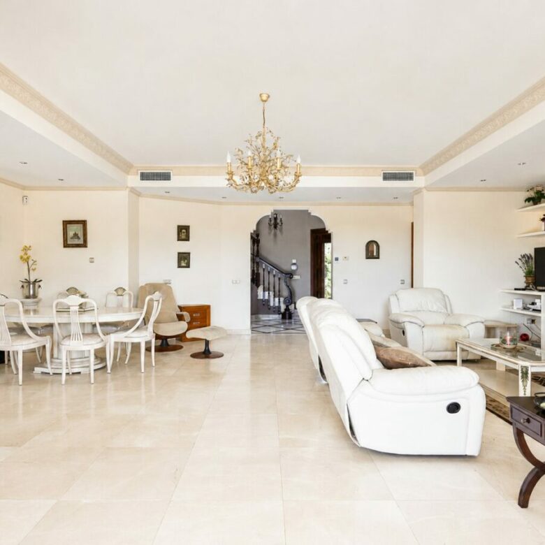 FOR SALE 🏡 South Facing Villa with Renovation Potential – La Quinta, Benahavís