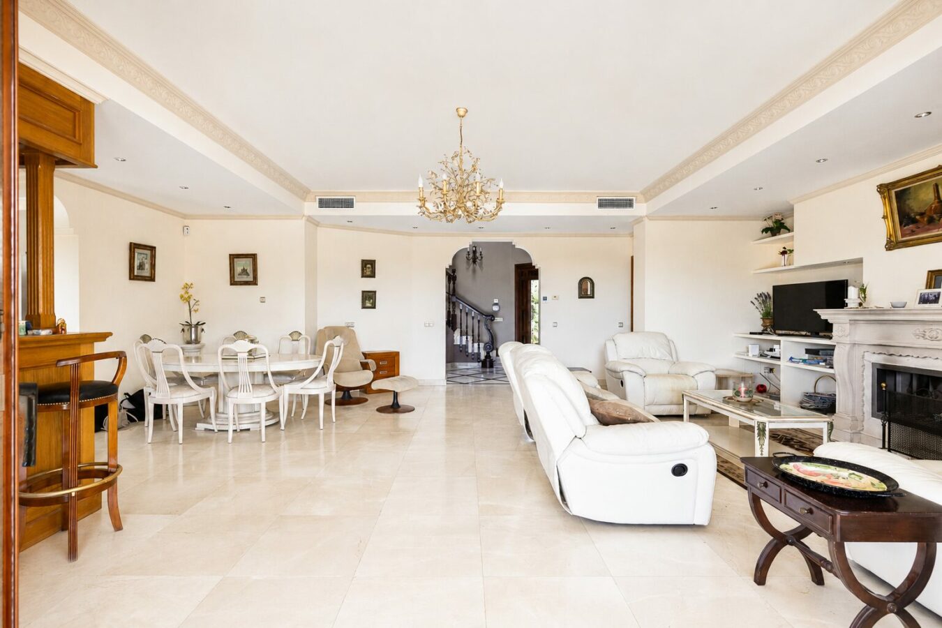FOR SALE 🏡 South Facing Villa with Renovation Potential – La Quinta, Benahavís