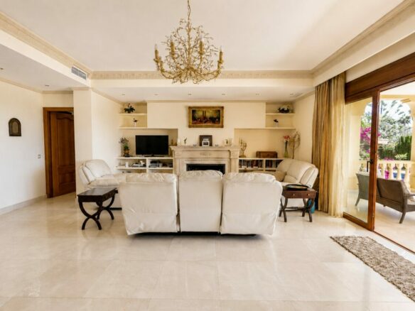 FOR SALE 🏡 South Facing Villa with Renovation Potential – La Quinta, Benahavís