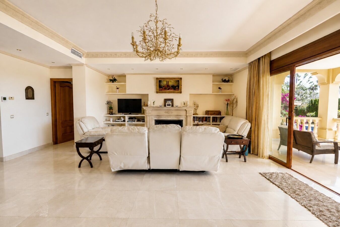 FOR SALE 🏡 South Facing Villa with Renovation Potential – La Quinta, Benahavís