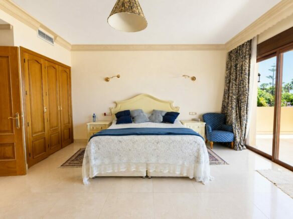 FOR SALE 🏡 South Facing Villa with Renovation Potential – La Quinta, Benahavís