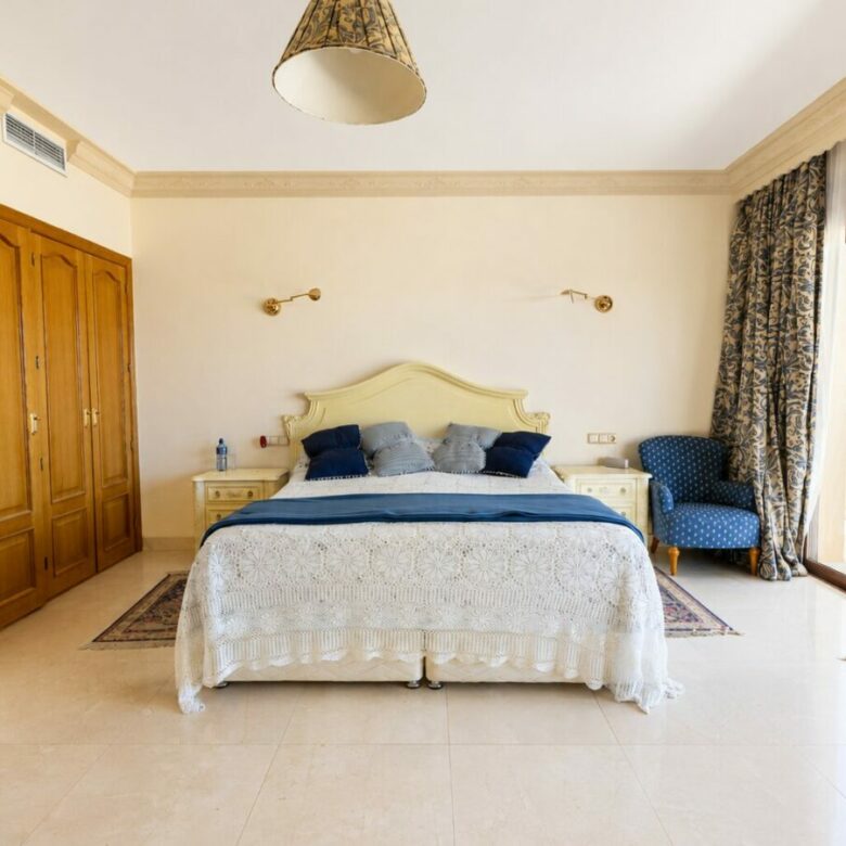FOR SALE 🏡 South Facing Villa with Renovation Potential – La Quinta, Benahavís