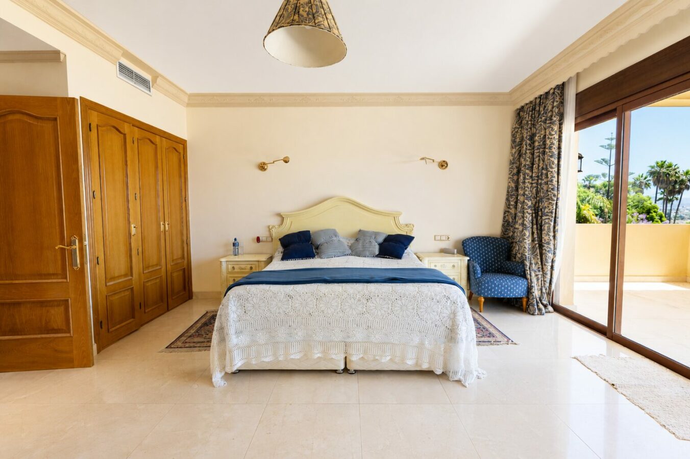 FOR SALE 🏡 South Facing Villa with Renovation Potential – La Quinta, Benahavís