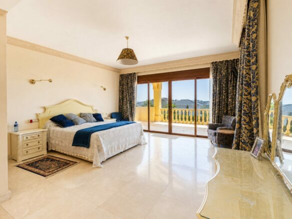 FOR SALE 🏡 South Facing Villa with Renovation Potential – La Quinta, Benahavís
