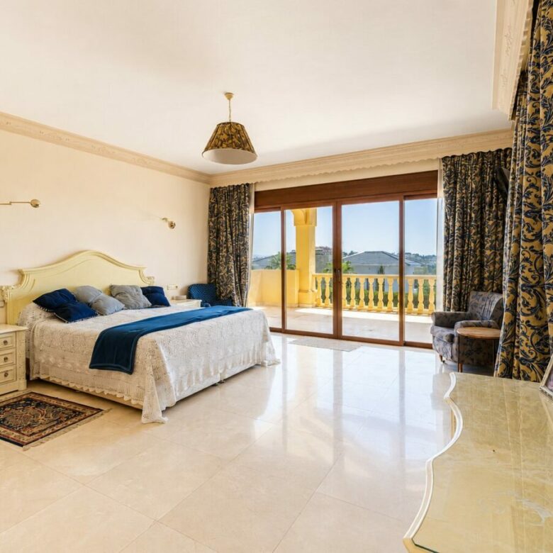FOR SALE 🏡 South Facing Villa with Renovation Potential – La Quinta, Benahavís