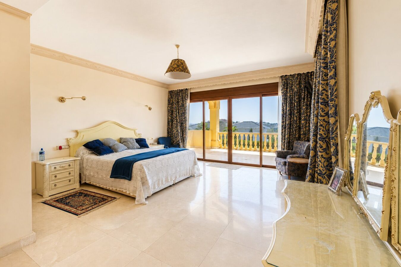 FOR SALE 🏡 South Facing Villa with Renovation Potential – La Quinta, Benahavís