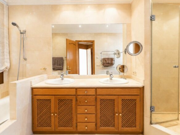 FOR SALE 🏡 South Facing Villa with Renovation Potential – La Quinta, Benahavís