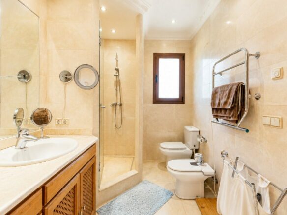 FOR SALE 🏡 South Facing Villa with Renovation Potential – La Quinta, Benahavís