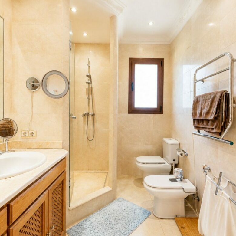 FOR SALE 🏡 South Facing Villa with Renovation Potential – La Quinta, Benahavís