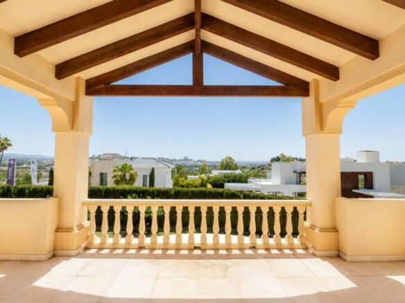 FOR SALE 🏡 South Facing Villa with Renovation Potential – La Quinta, Benahavís
