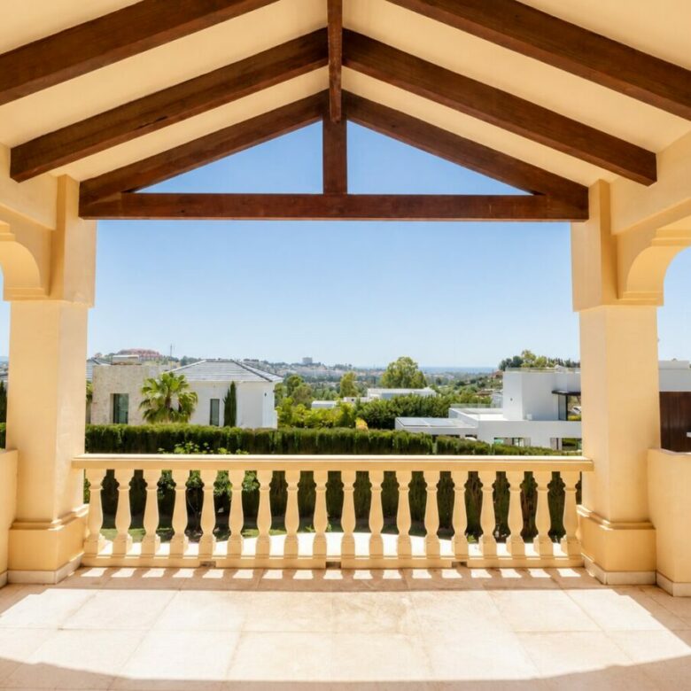 FOR SALE 🏡 South Facing Villa with Renovation Potential – La Quinta, Benahavís
