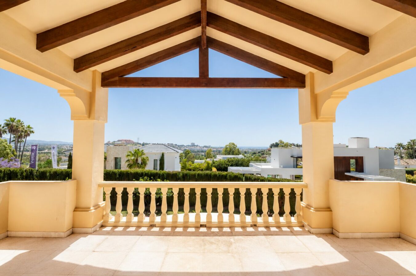 FOR SALE 🏡 South Facing Villa with Renovation Potential – La Quinta, Benahavís
