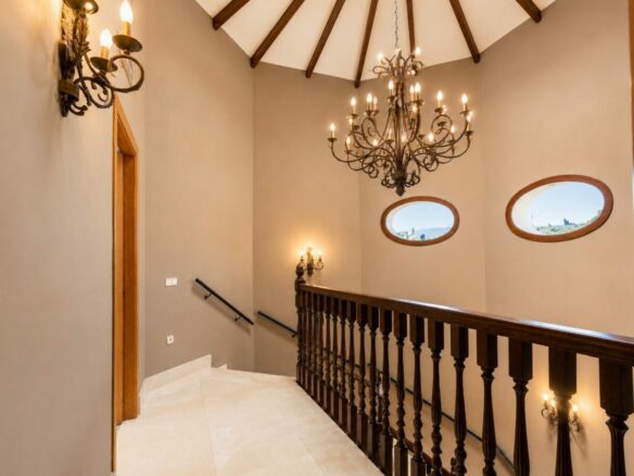 FOR SALE 🏡 South Facing Villa with Renovation Potential – La Quinta, Benahavís