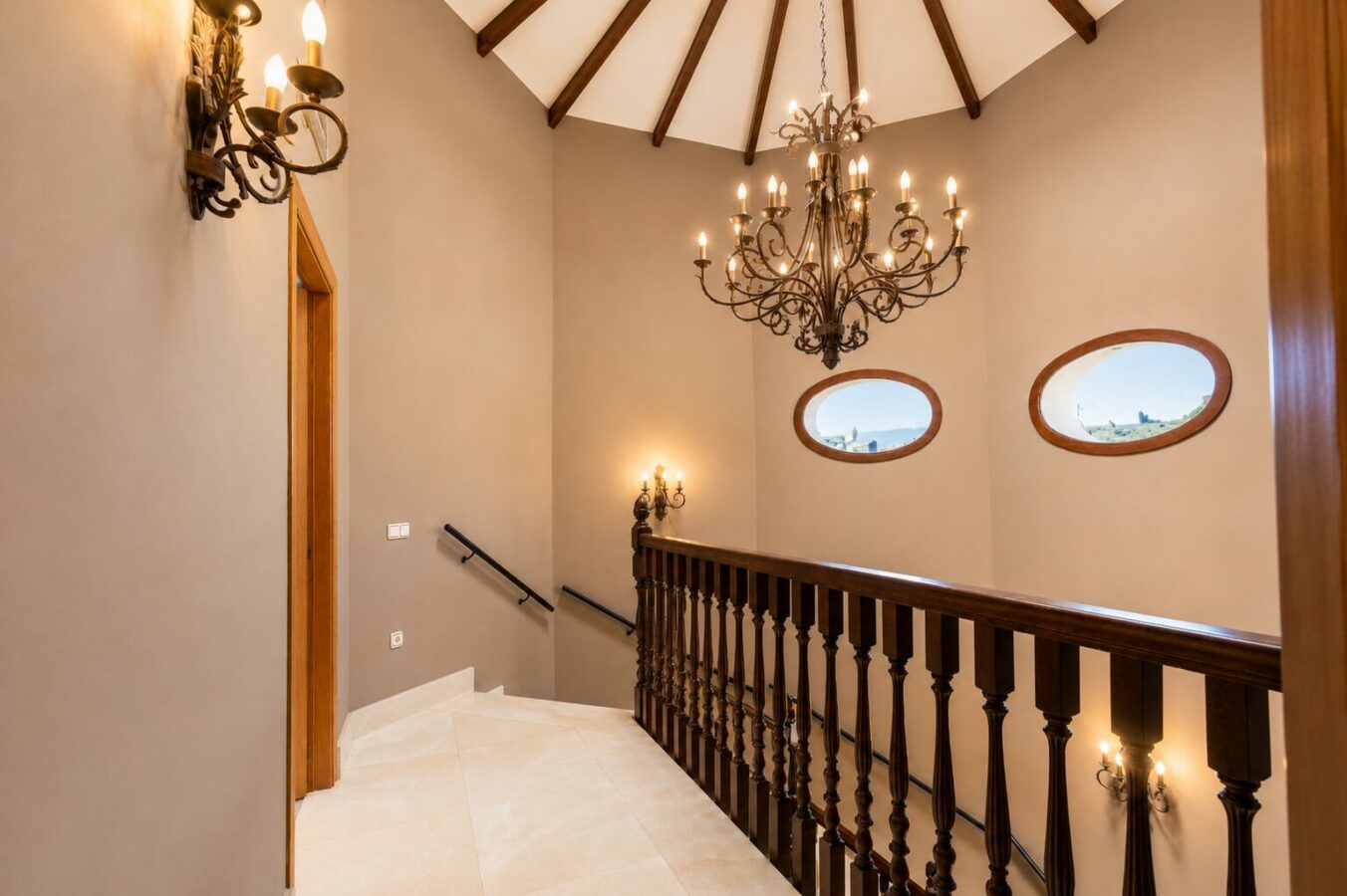 FOR SALE 🏡 South Facing Villa with Renovation Potential – La Quinta, Benahavís