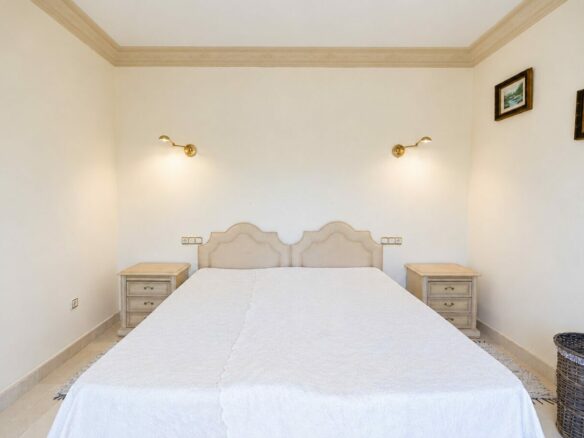 FOR SALE 🏡 South Facing Villa with Renovation Potential – La Quinta, Benahavís