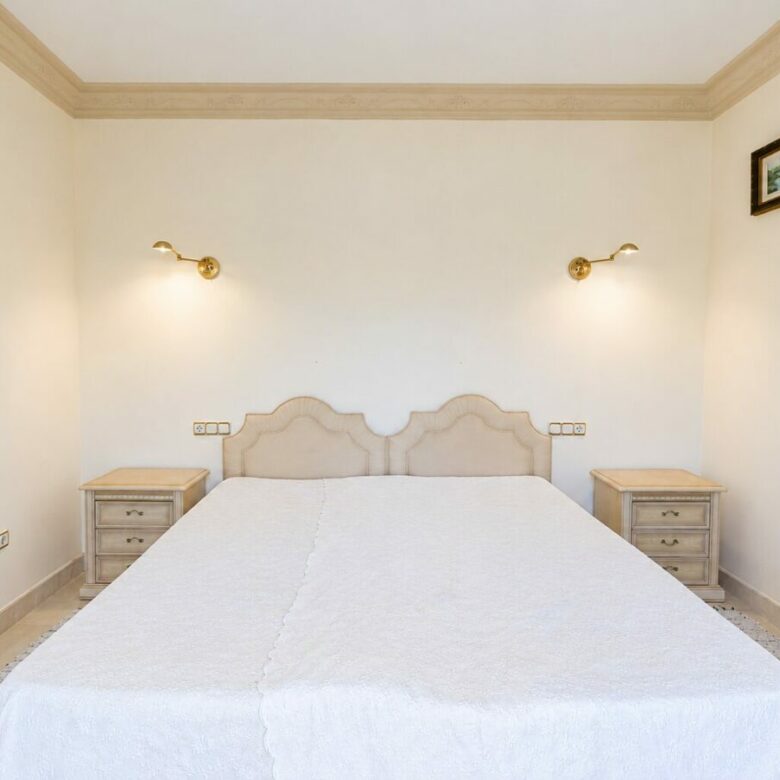 FOR SALE 🏡 South Facing Villa with Renovation Potential – La Quinta, Benahavís