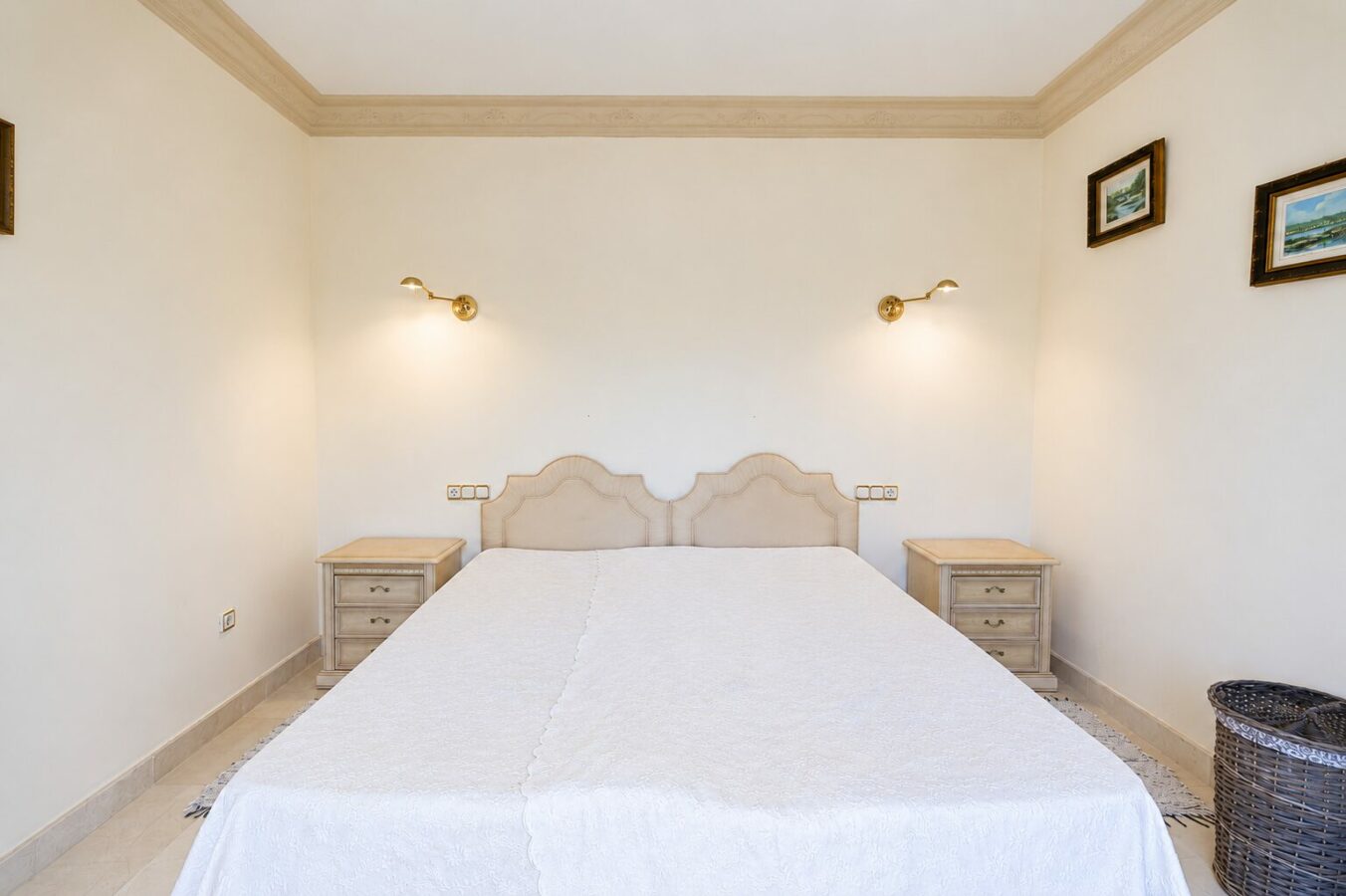 FOR SALE 🏡 South Facing Villa with Renovation Potential – La Quinta, Benahavís