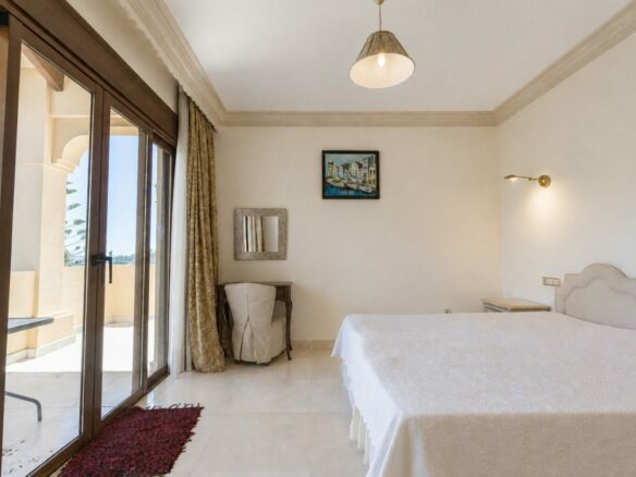 FOR SALE 🏡 South Facing Villa with Renovation Potential – La Quinta, Benahavís