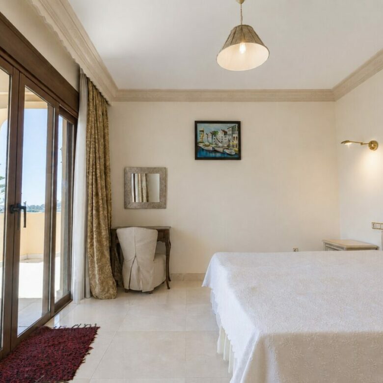 FOR SALE 🏡 South Facing Villa with Renovation Potential – La Quinta, Benahavís