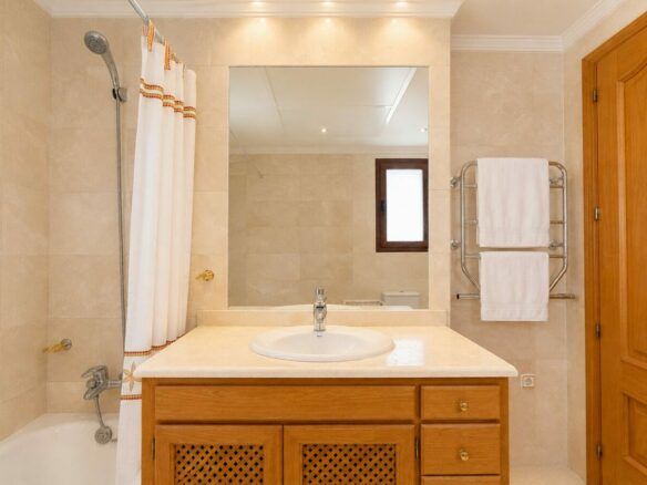FOR SALE 🏡 South Facing Villa with Renovation Potential – La Quinta, Benahavís