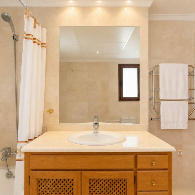 FOR SALE 🏡 South Facing Villa with Renovation Potential – La Quinta, Benahavís
