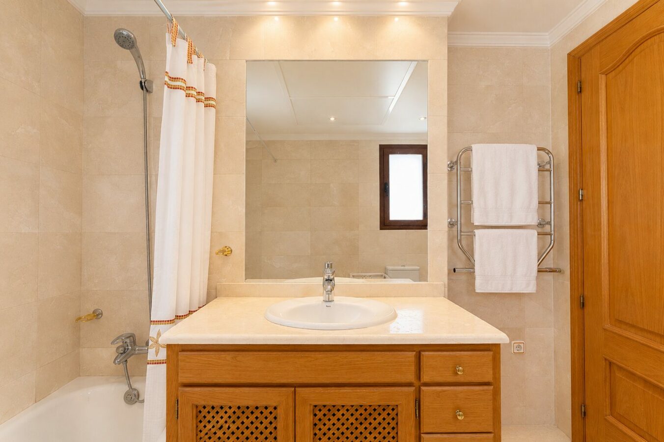 FOR SALE 🏡 South Facing Villa with Renovation Potential – La Quinta, Benahavís