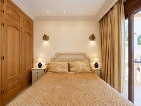 FOR SALE 🏡 South Facing Villa with Renovation Potential – La Quinta, Benahavís