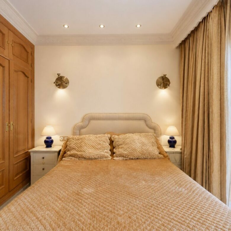 FOR SALE 🏡 South Facing Villa with Renovation Potential – La Quinta, Benahavís