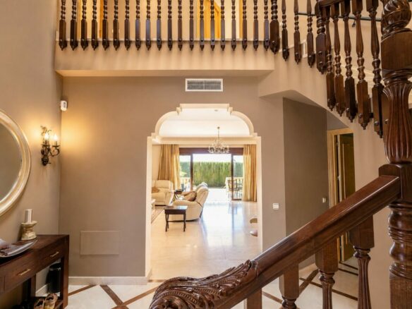 FOR SALE 🏡 South Facing Villa with Renovation Potential – La Quinta, Benahavís