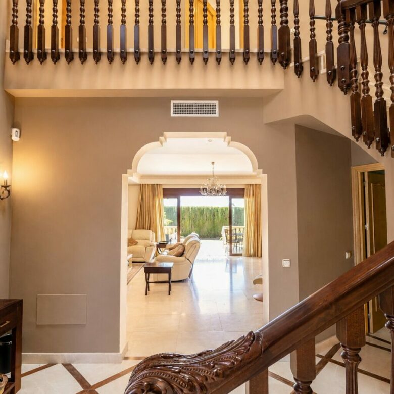FOR SALE 🏡 South Facing Villa with Renovation Potential – La Quinta, Benahavís
