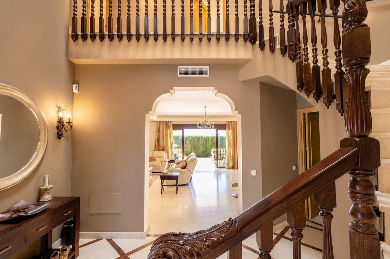 FOR SALE 🏡 South Facing Villa with Renovation Potential – La Quinta, Benahavís
