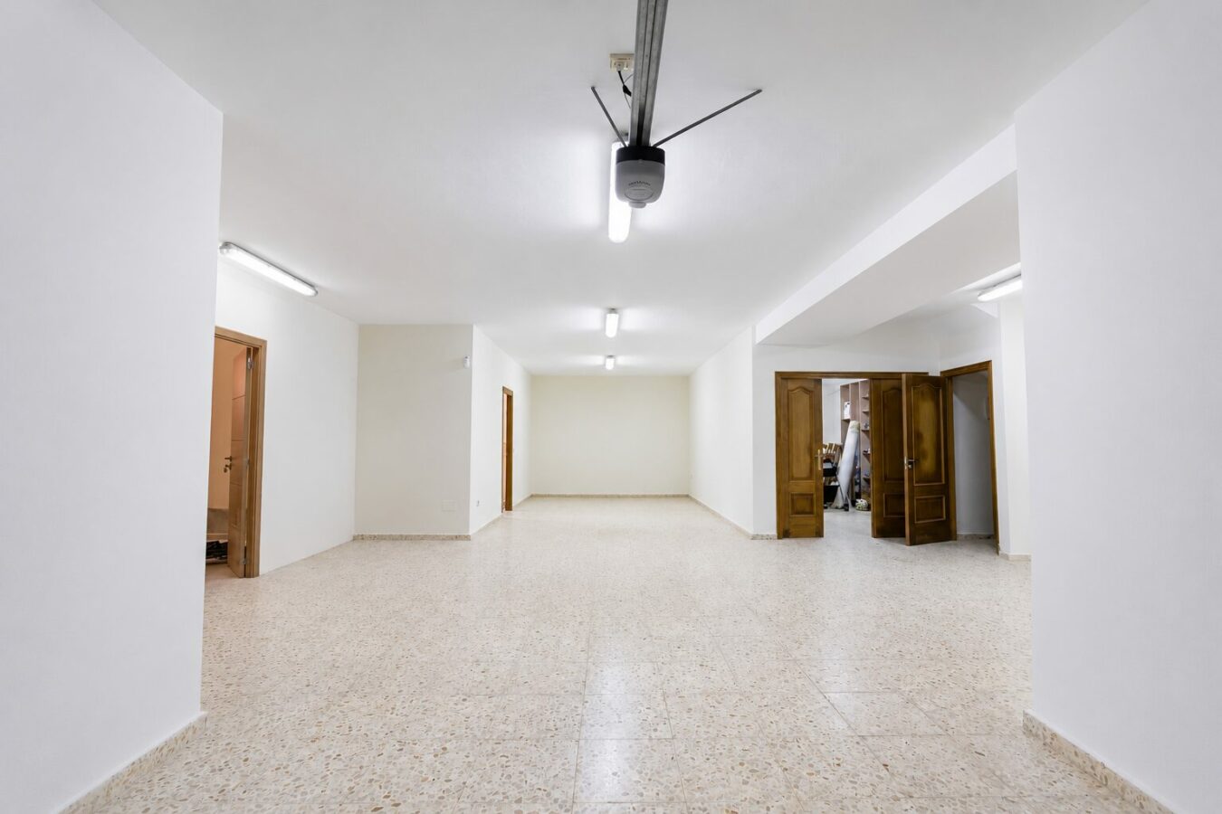 FOR SALE 🏡 South Facing Villa with Renovation Potential – La Quinta, Benahavís