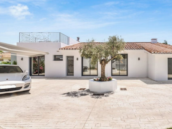 FOR SALE 🏡 Refurbished Four-Bedroom Single-Level Villa 400 m from the Beach – Guadalmina Baja, Marbella 🇪🇸