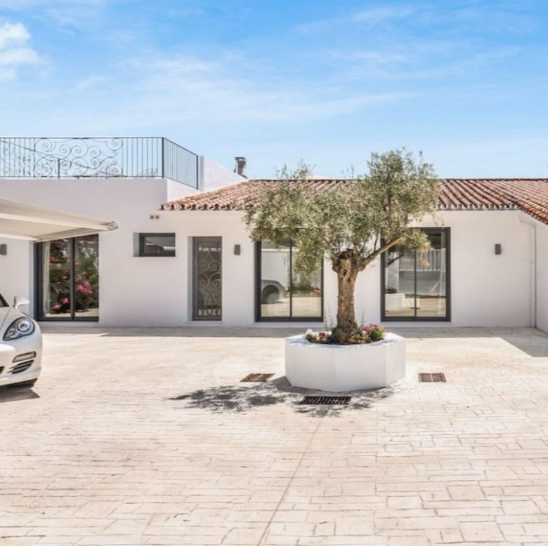 FOR SALE 🏡 Refurbished Four-Bedroom Single-Level Villa 400 m from the Beach – Guadalmina Baja, Marbella 🇪🇸