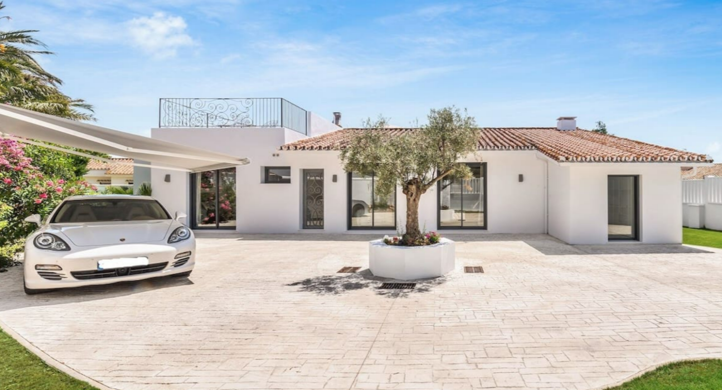 FOR SALE 🏡 Refurbished Four-Bedroom Single-Level Villa 400 m from the Beach – Guadalmina Baja, Marbella 🇪🇸