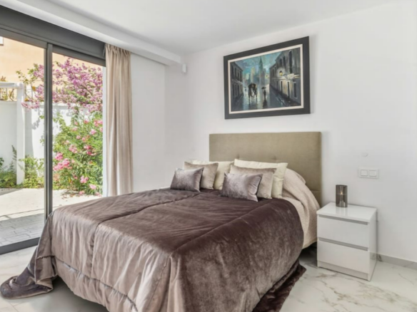 FOR SALE 🏡 Refurbished Four-Bedroom Single-Level Villa 400 m from the Beach – Guadalmina Baja, Marbella 🇪🇸
